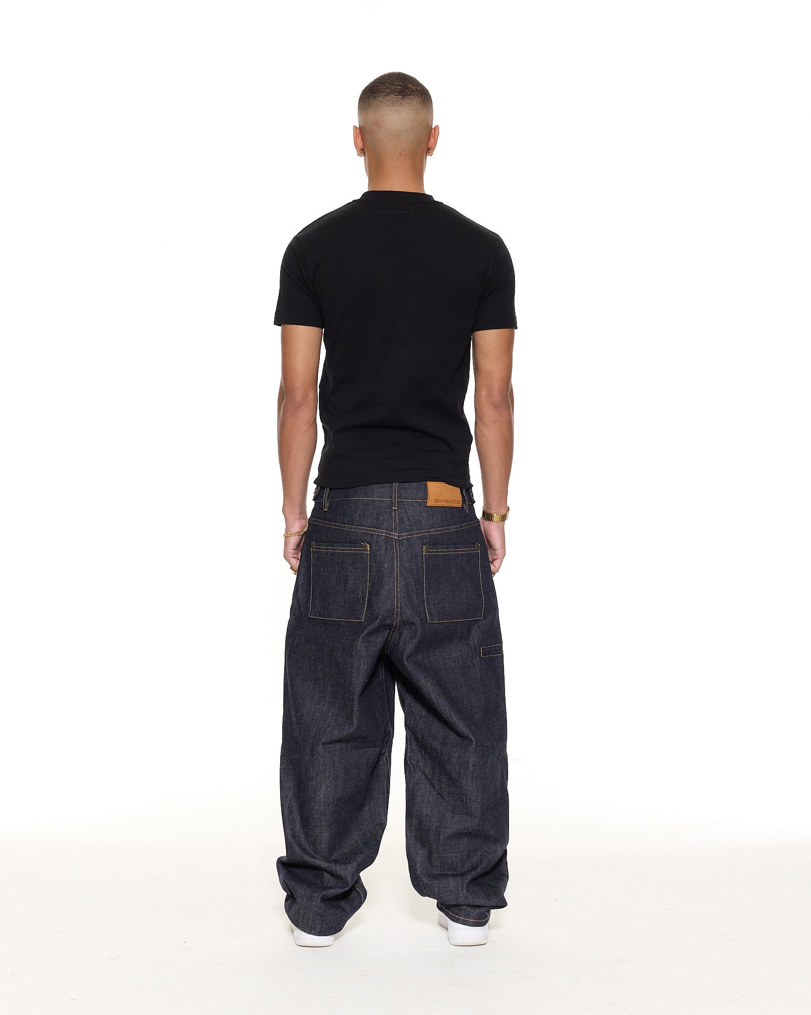 FITTED T-SHIRT – BLACK